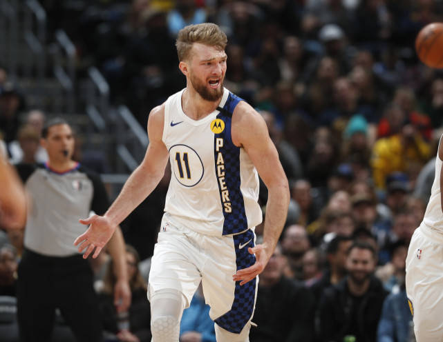 NBA凯尔特人加时争议三分绝杀雄鹿终结七连胜登顶引热议