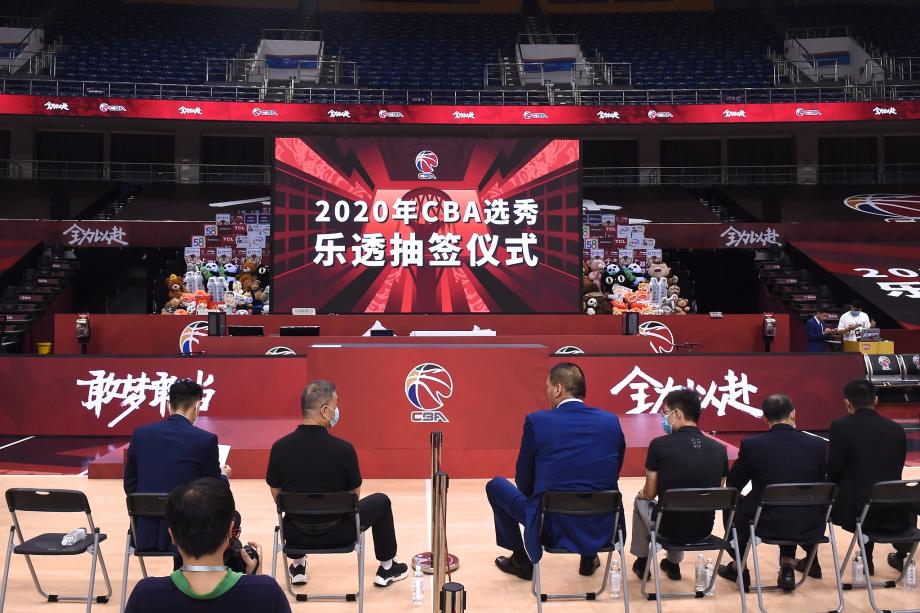  选秀抽签仪式马刺抽中状元签惊喜  
